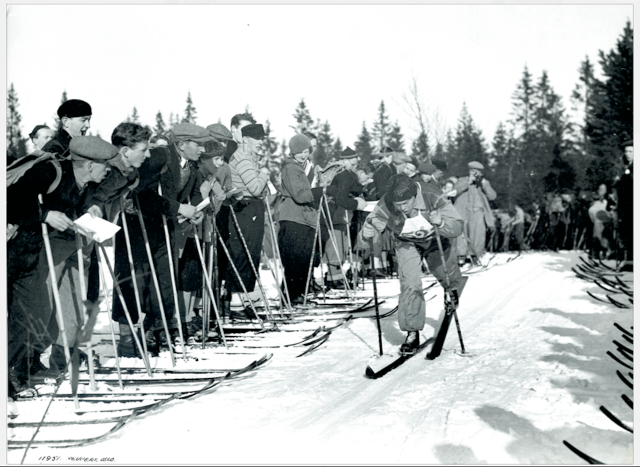 FEMMILA I HOLMENKOLLEN: Sverre Brodahl på femmila i Holmenkollen på 1930-tallet. Han vant aldri langløpet i Holmenkollen, men i kombinert-konkurransen i 1937 sto han øverst på pallen. Foto: Skimuseet