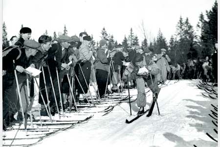 FEMMILA I HOLMENKOLLEN: Sverre Brodahl på femmila i Holmenkollen på 1930-tallet. Han vant aldri langløpet i Holmenkollen, men i kombinert-konkurransen i 1937 sto han øverst på pallen. Foto: Skimuseet