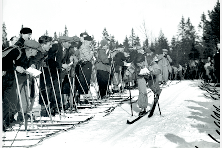 FEMMILA I HOLMENKOLLEN: Sverre Brodahl på femmila i Holmenkollen på 1930-tallet. Han vant aldri langløpet i Holmenkollen, men i kombinert-konkurransen i 1937 sto han øverst på pallen. Foto: Skimuseet FEMMILA I HOLMENKOLLEN: Sverre Brodahl på femmila i Holmenkollen på 1930-tallet. Han vant aldri langløpet i Holmenkollen, men i kombinert-konkurransen i 1937 sto han øverst på pallen. Foto: Skimuseet