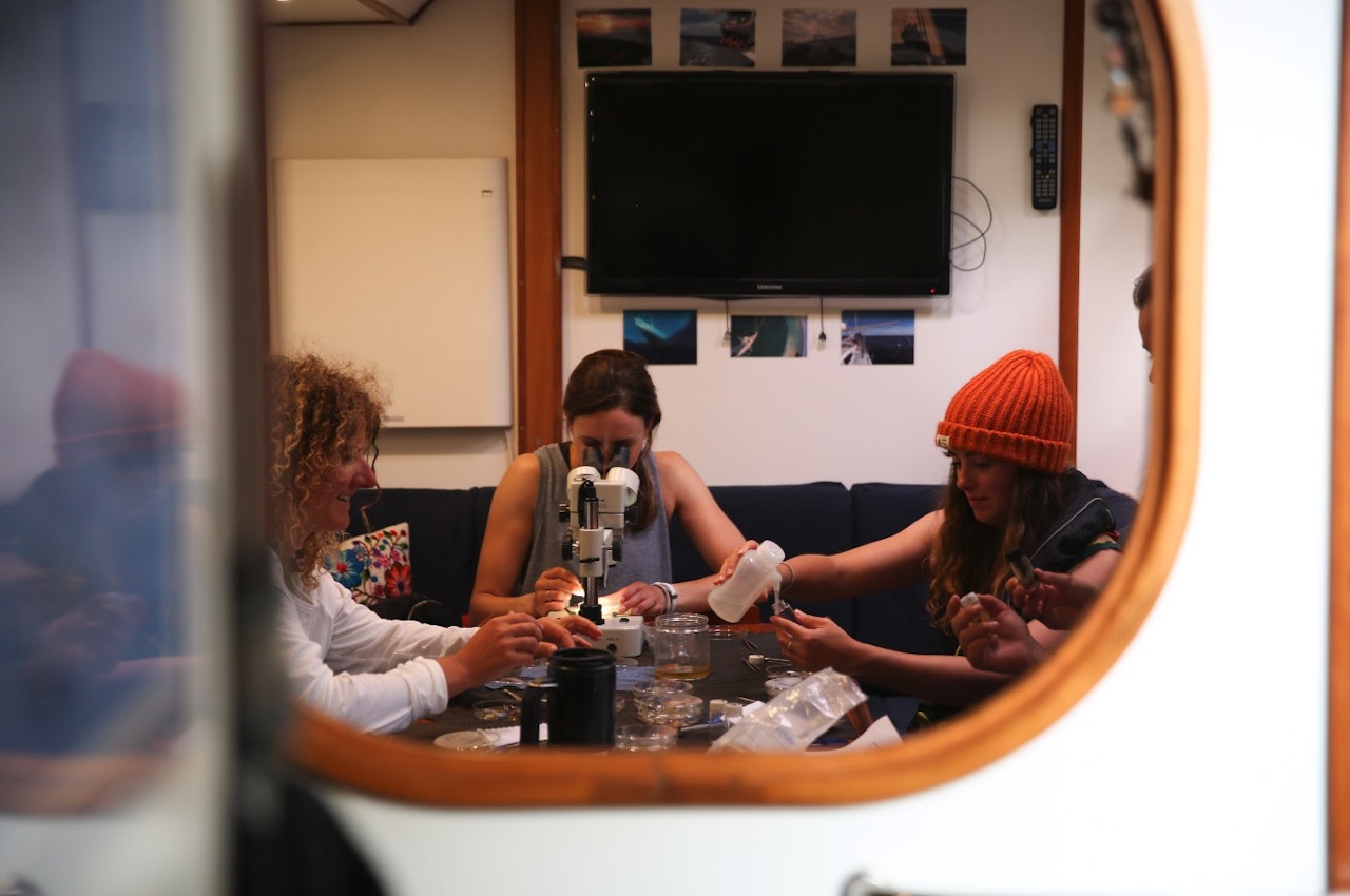 FORSKNINGSSEILAS: Utfordringen med å forske fra seilbåt kan kort oppsummeres med at seilbåter jo er laget nettopp for å rulle fra side til side. Foto: Eleanor Church FORSKNINGSSEILAS: Utfordringen med å forske fra seilbåt kan kort oppsummeres med at seilbåter jo er laget nettopp for å rulle fra side til side. Foto: Eleanor Church