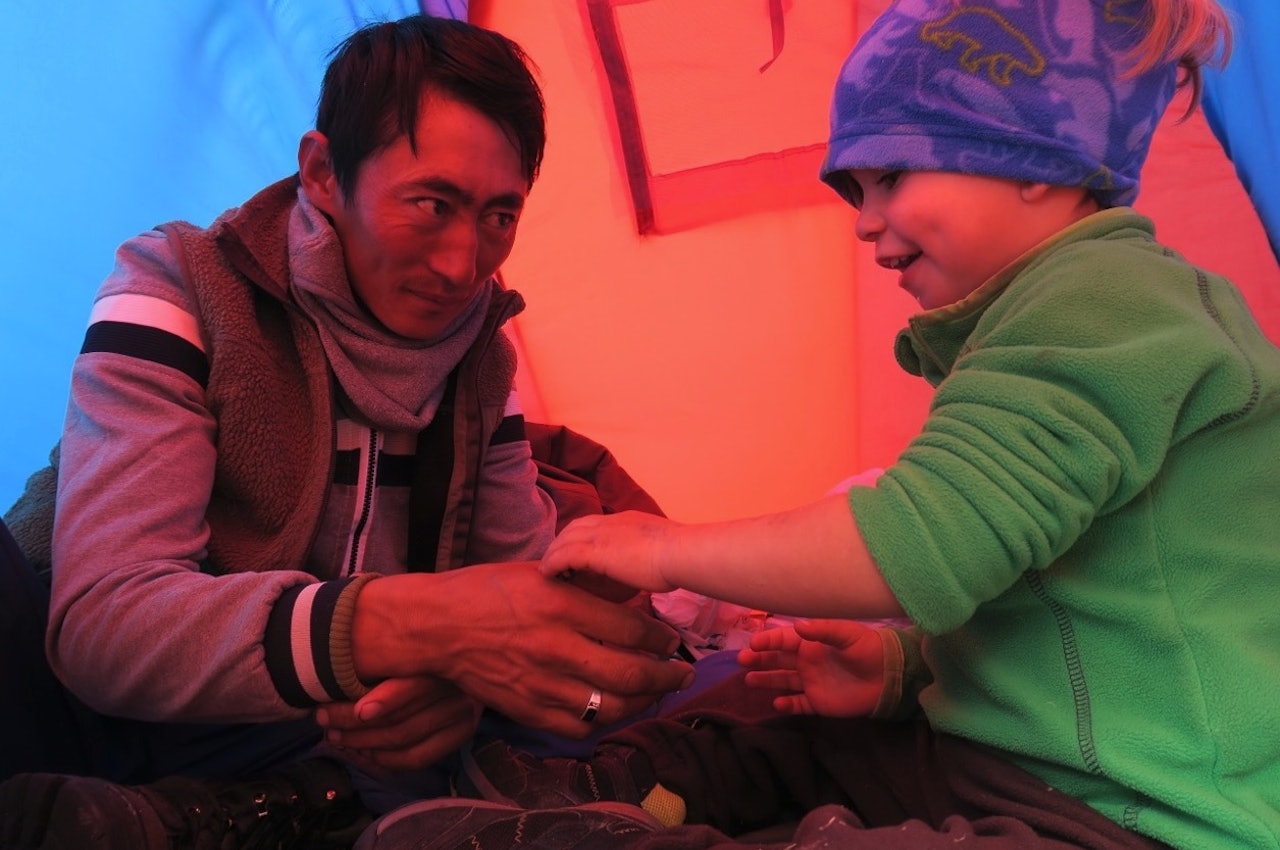 PROBLEMLØSNING: Begge foreldrene er leger, og yter medisinsk bistand underveis. Guttene liker å hjelpe til. Foto: Jochem Cuypers 