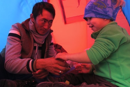 PROBLEMLØSNING: Begge foreldrene er leger, og yter medisinsk bistand underveis. Guttene liker å hjelpe til. Foto: Jochem Cuypers 
