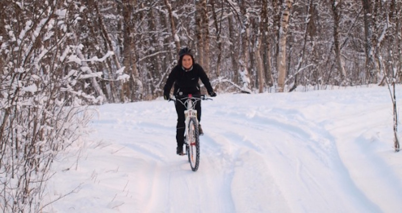 Klar for ville veier: Snø og minusgrader i Tromsø minner lite om det Sigrid Mogård kommer til å oppleve i Afrika. – Men det er fin måte å øve på litt teknisk sykling, sier hun. Foto: Privat Klar for ville veier: Snø og minusgrader i Tromsø minner lite om det Sigrid Mogård kommer til å oppleve i Afrika. – Men det er fin måte å øve på litt teknisk sykling, sier hun. Foto: Privat