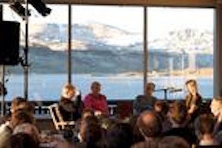 Debatt på fjellitteratur, med Finsevatn i bakgrunnen. Foto: Juel Victor Løkstad
