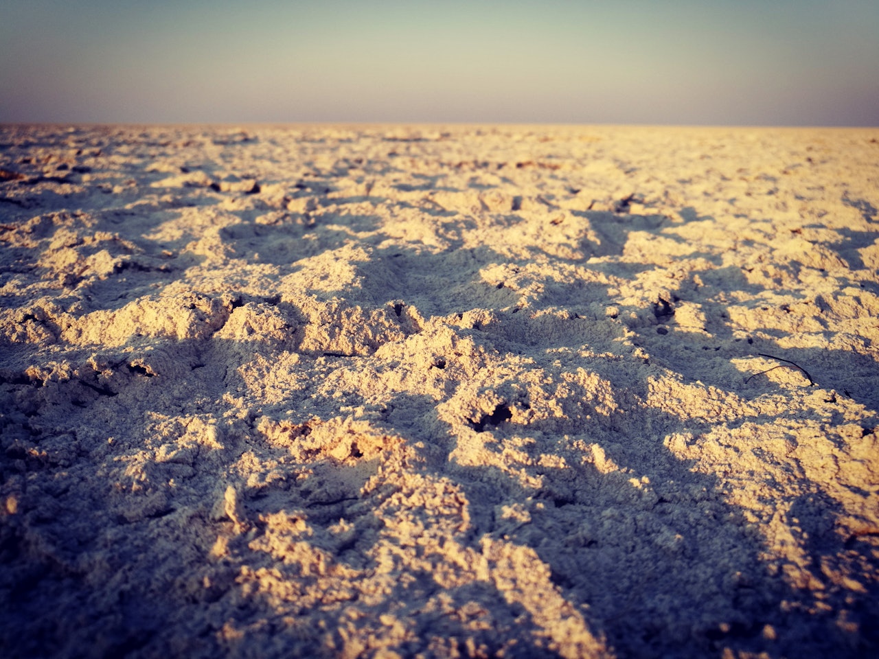 DEN FØLELSEN: The Makgadikgadi Pan er en uttørket innsjø som fantes i Kalahariørkenen i Botswana. Da jeg kom til der saltsletta starter, der gresset forsvinner, og det er bare hvitt og flatt foran deg, hadde jeg bare to slurker med vann igjen. Foto: Teresie Hommersand DEN FØLELSEN: The Makgadikgadi Pan er en uttørket innsjø som fantes i Kalahariørkenen i Botswana. Da jeg kom til der saltsletta starter, der gresset forsvinner, og det er bare hvitt og flatt foran deg, hadde jeg bare to slurker med vann igjen. Foto: Teresie Hommersand