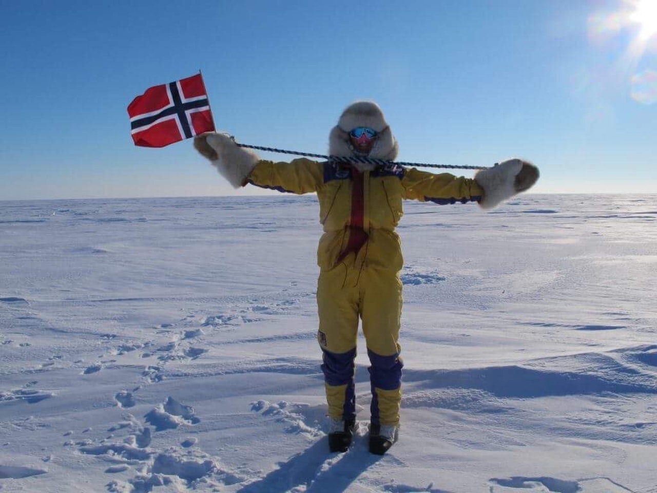 HEIST FLAGG: Til ære for våre polare heltar, Roald Amundsen og hans hjelpemenn. 