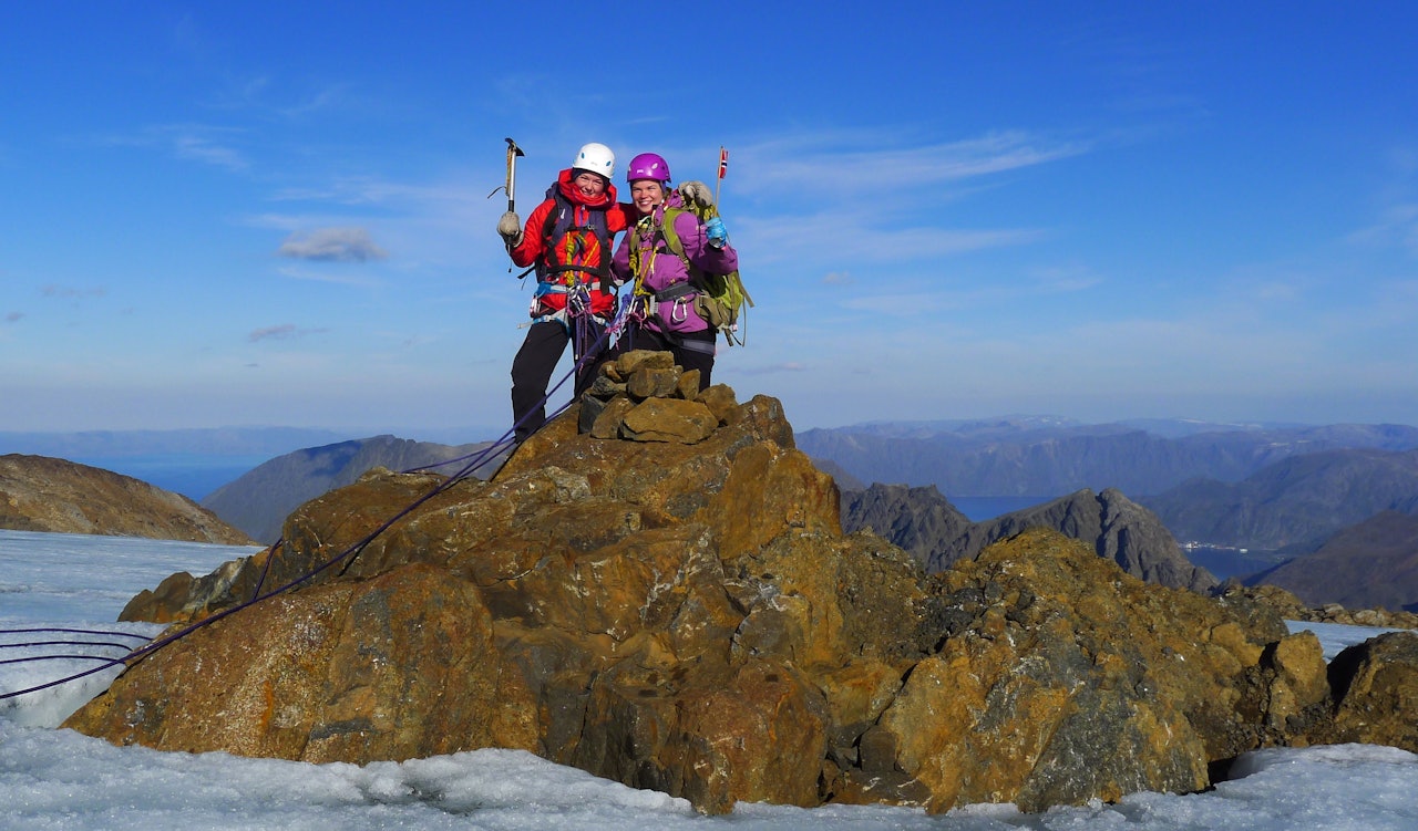 Mari Meslo og Siri Stensgård fra Øytun folkehøgskole på «Bergtattberget» 10. september 2013 (34 W 540230 7786385). Det ble gps-målt til 1180 moh., tre meter høyere enn Bergeberget. ALle foto: Bjørnulf Håkenrud Mari Meslo og Siri Stensgård fra Øytun folkehøgskole på «Bergtattberget» 10. september 2013 (34 W 540230 7786385). Det ble gps-målt til 1180 moh., tre meter høyere enn Bergeberget. ALle foto: Bjørnulf Håkenrud