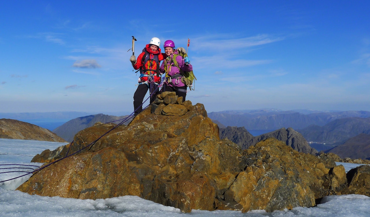 Mari Meslo og Siri Stensgård fra Øytun folkehøgskole på «Bergtattberget» 10. september 2013 (34 W 540230 7786385). Det ble gps-målt til 1180 moh., tre meter høyere enn Bergeberget. ALle foto: Bjørnulf Håkenrud