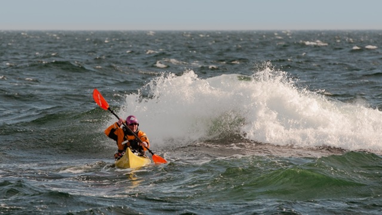 BØLGEFESTIVALEN: Under Bølgefestivalen i Nevlunghavn kan du teste padlekunnskapene dine i små og store bølger. Foto: Thomas Pindard BØLGEFESTIVALEN: Under Bølgefestivalen i Nevlunghavn kan du teste padlekunnskapene dine i små og store bølger. Foto: Thomas Pindard