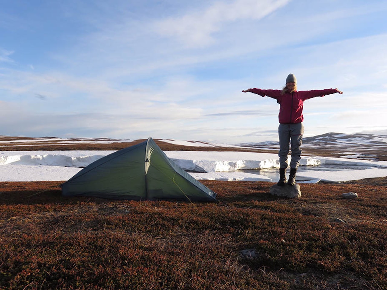 Når jeg drasser på den svære, tunge sekken på vei mot nattens vidunderlige teltplass, spør gjerne folk om jeg skal sove ute. Men ganske ofte kommer oppfølgingsspørsmål: Alene? Er ikke det skummelt, da? Foto: Tine Blom Når jeg drasser på den svære, tunge sekken på vei mot nattens vidunderlige teltplass, spør gjerne folk om jeg skal sove ute. Men ganske ofte kommer oppfølgingsspørsmål: Alene? Er ikke det skummelt, da? Foto: Tine Blom