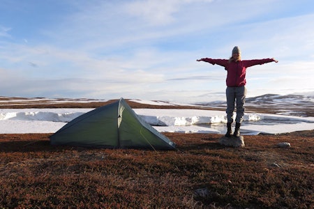 Når jeg drasser på den svære, tunge sekken på vei mot nattens vidunderlige teltplass, spør gjerne folk om jeg skal sove ute. Men ganske ofte kommer oppfølgingsspørsmål: Alene? Er ikke det skummelt, da? Foto: Tine Blom Når jeg drasser på den svære, tunge sekken på vei mot nattens vidunderlige teltplass, spør gjerne folk om jeg skal sove ute. Men ganske ofte kommer oppfølgingsspørsmål: Alene? Er ikke det skummelt, da? Foto: Tine Blom