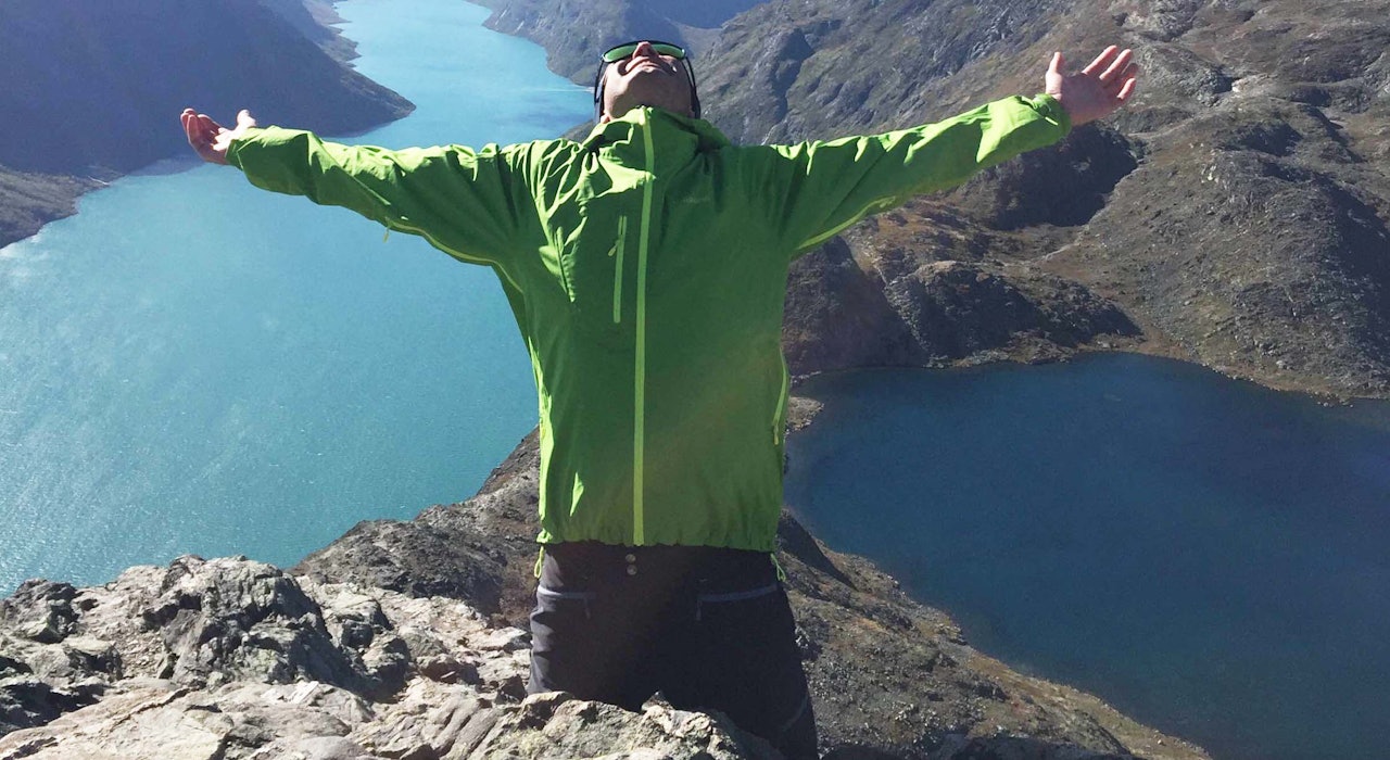 Friluftsliv i småbarnsårene er ekstremsport i krabbegir. Rangling uten tinder. Sjumilsstøvler byttet inn i sjuseter. Ammetåke selv når sola skinner. Bor du i tillegg i en by uten fjell i horisonten er løpet kjørt: Pakke på torsdag, stange i kø fredag, krampaktig tur på lørdag, vaske ut og stange i kø søndag, pakke ut mandag. besseggen