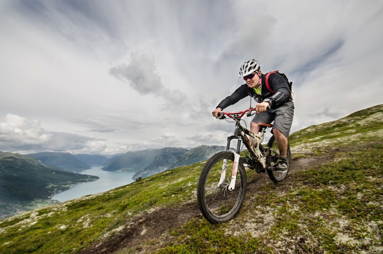 Fjell- og fjordmoro tilbyr busstransport slik at du kan komme deg opp i fjellet og fort ned igjen. Foto: Fjell- og fjordmoro Fjell- og fjordmoro tilbyr busstransport slik at du kan komme deg opp i fjellet og fort ned igjen. Foto: Fjell- og fjordmoro