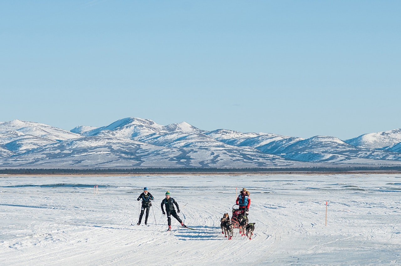 På vei inn til Unalakleet får Sigrid Ekran følge av to langrennsløpere, et sjeldent syn rundt Alaskas landsbyer. Foto: Kristine Nyborg