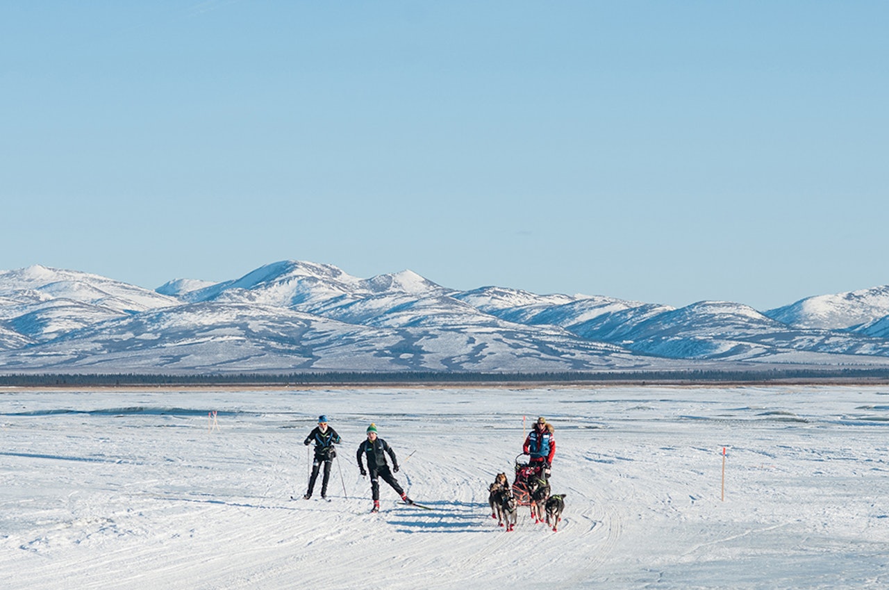 På vei inn til Unalakleet får Sigrid Ekran følge av to langrennsløpere, et sjeldent syn rundt Alaskas landsbyer. Foto: Kristine Nyborg På vei inn til Unalakleet får Sigrid Ekran følge av to langrennsløpere, et sjeldent syn rundt Alaskas landsbyer. Foto: Kristine Nyborg