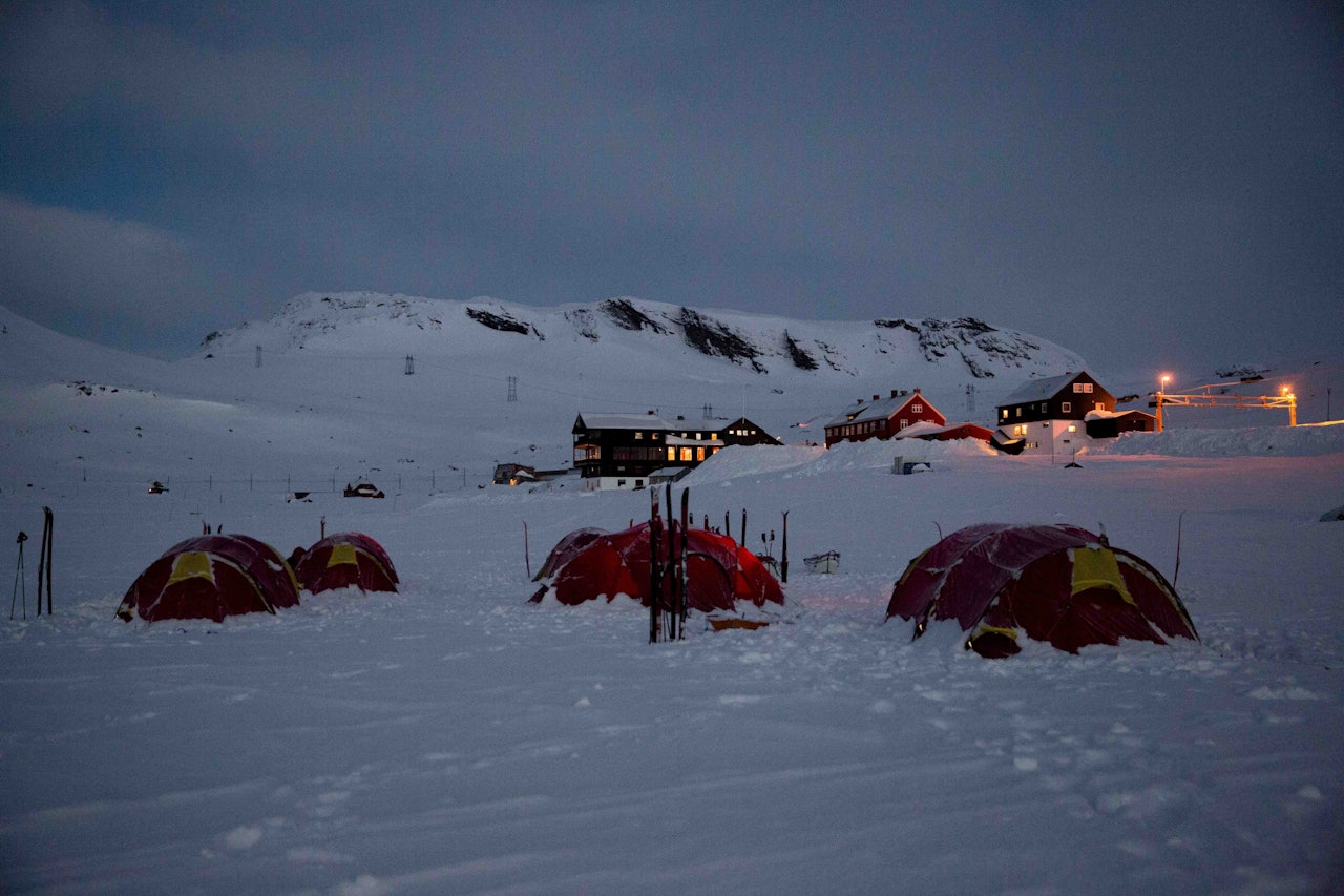 FØR GRØNLAND: Ekspedisjonstrening på Finse før den store turen, kryssing av Grønlandsisen. Foto: Line Hårklau finse vinter ekspedisjonstrening
