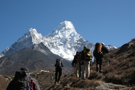 På vei mot Ama Dablam i Nepal. Foto: Haavard Gjerdset / Hvitserk