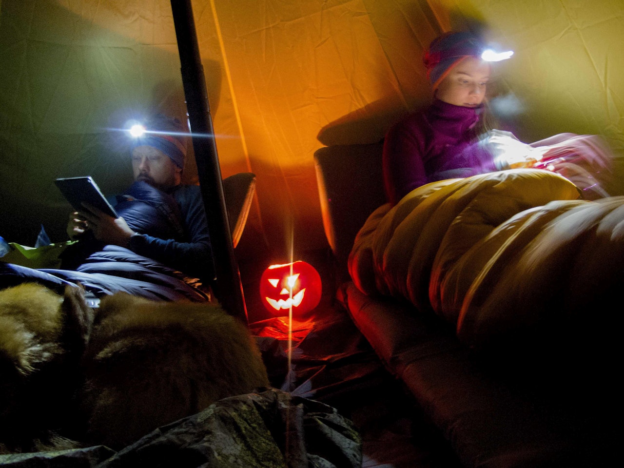 Når belønninga er god takhøgde, varm sovepose og restepizza, er dekktrekking definitivt verdt strevet. Pumpkin-Pål fekk eit stearinlys å varme seg på, og verka å trivast han også. Når belønninga er god takhøgde, varm sovepose og restepizza, er dekktrekking definitivt verdt strevet. Pumpkin-Pål fekk eit stearinlys å varme seg på, og verka å trivast han også.