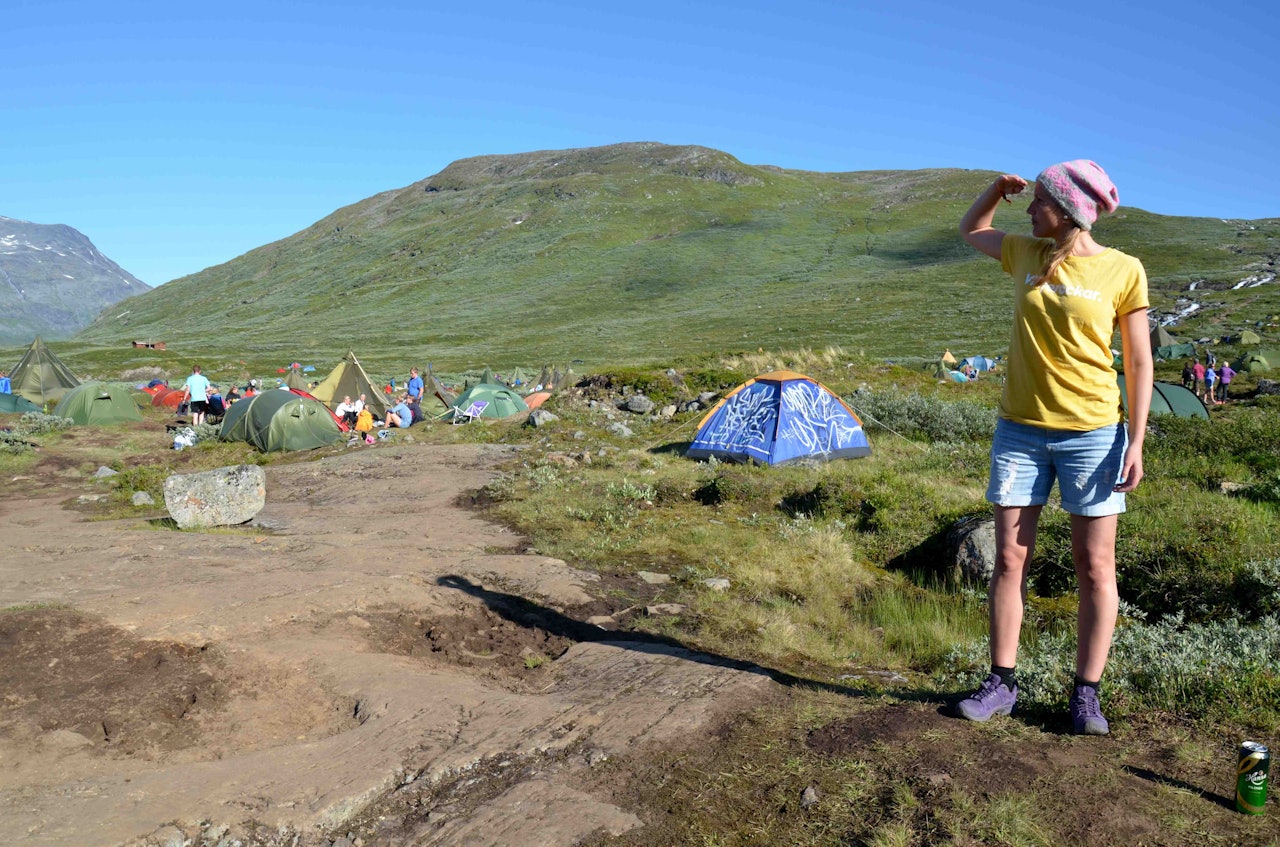 Siri Emilie Strandman ser utover en solfylt camp. Foto: Ida Eri Sørbye Siri Emilie Strandman ser utover en solfylt camp. Foto: Ida Eri Sørbye