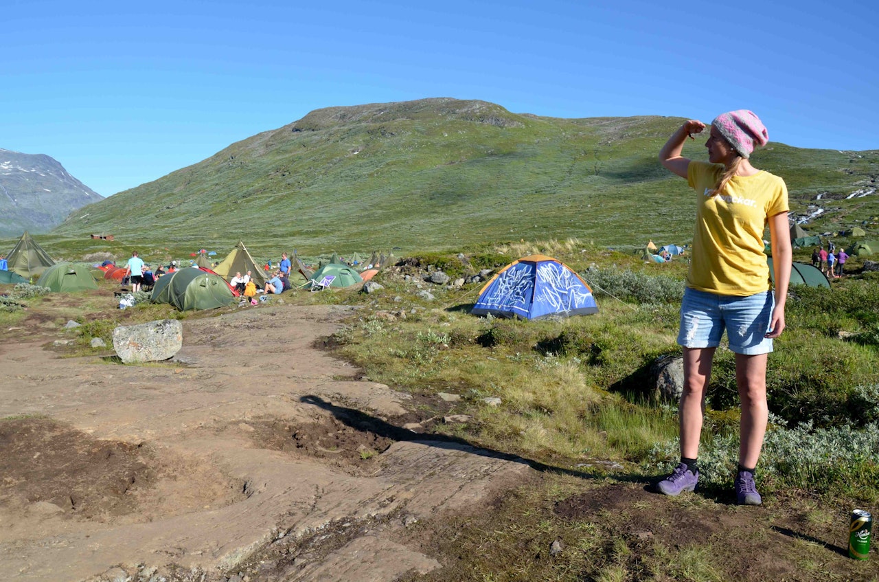 Siri Emilie Strandman ser utover en solfylt camp. Foto: Ida Eri Sørbye