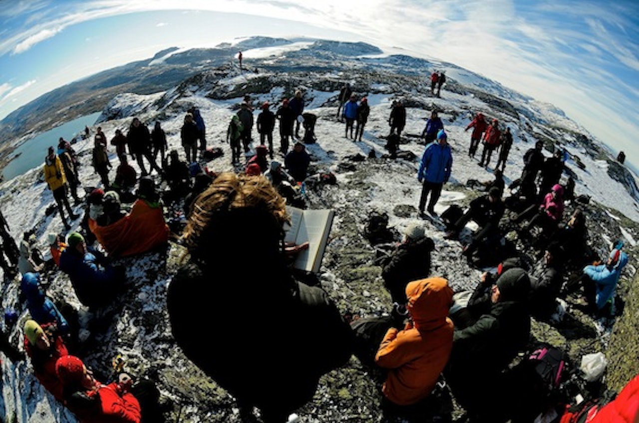 Høytlesning på toppen av Store Finsenuten - i bakgrunnen sees Hardangerjøkulen. Foto: Juel Victor Løkstad. Høytlesning på toppen av Store Finsenuten - i bakgrunnen sees Hardangerjøkulen. Foto: Juel Victor Løkstad.