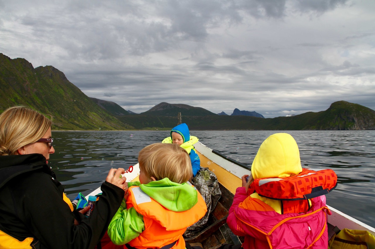 Om de ville klare å ro rundt Senja, det visste de ikke. Men humøret var på topp! Alle foto: Rønneberg Om de ville klare å ro rundt Senja, det visste de ikke. Men humøret var på topp! Alle foto: Rønneberg
