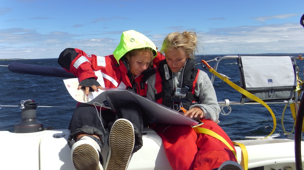 Underveis skal de seks jentene kartlegge funn, snakke med folk og synliggjøre problemet. Og leke, le og danse. Kan man redde verden gjennom ekspedisjoner? De tror det. Underveis skal de seks jentene kartlegge funn, snakke med folk og synliggjøre problemet. Og leke, le og danse. Kan man redde verden gjennom ekspedisjoner? De tror det.