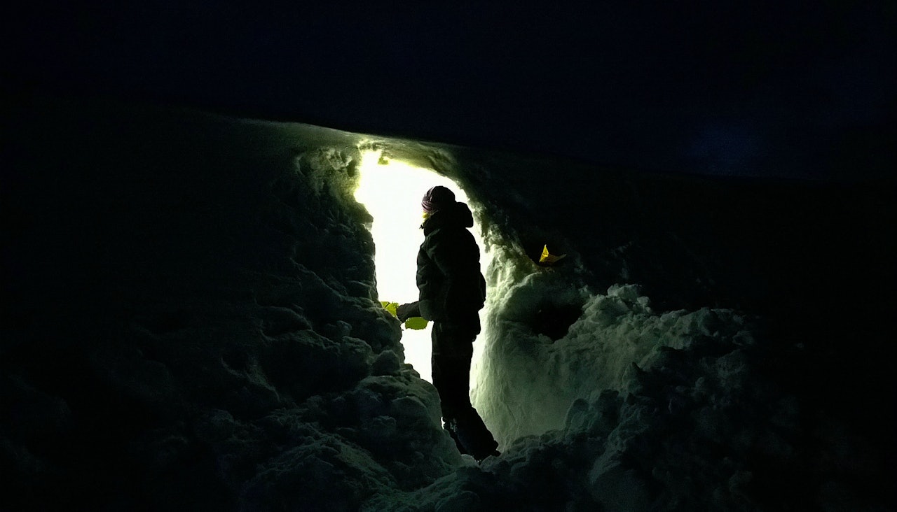 For at hardhausene skal komme i mål med snøhulene, må det jobbes til langt på natt.