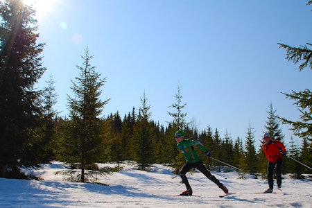 Fremtidens skihelter, her representert med Iver Tildheim, har aldri opplevd klabbeføre. Det har faren hans, Trond Vegard, som gir alt for å holde følge med raketten fra Rustad. Fremtidens skihelter, her representert med Iver Tildheim, har aldri opplevd klabbeføre. Det har faren hans, Trond Vegard, som gir alt for å holde følge med raketten fra Rustad.