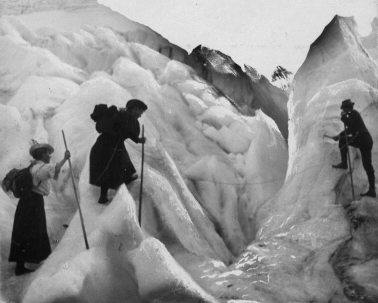 Vi kan godt stille spørsmålet om hvorfor mannen har en dragning og lengsel til naturen. Vi kan også stille spørsmålet – hvor er kvinnen i naturen? Men svaret er ganske lett. Vi er her, og vi har vært her hele tiden. Arkivfoto: Alfred Jørgen Bryn/Museum for universitets- og vitenskapskunst Vi kan godt stille spørsmålet om hvorfor mannen har en dragning og lengsel til naturen. Vi kan også stille spørsmålet – hvor er kvinnen i naturen? Men svaret er ganske lett. Vi er her, og vi har vært her hele tiden. Arkivfoto: Alfred Jørgen Bryn/Museum for universitets- og vitenskapskunst