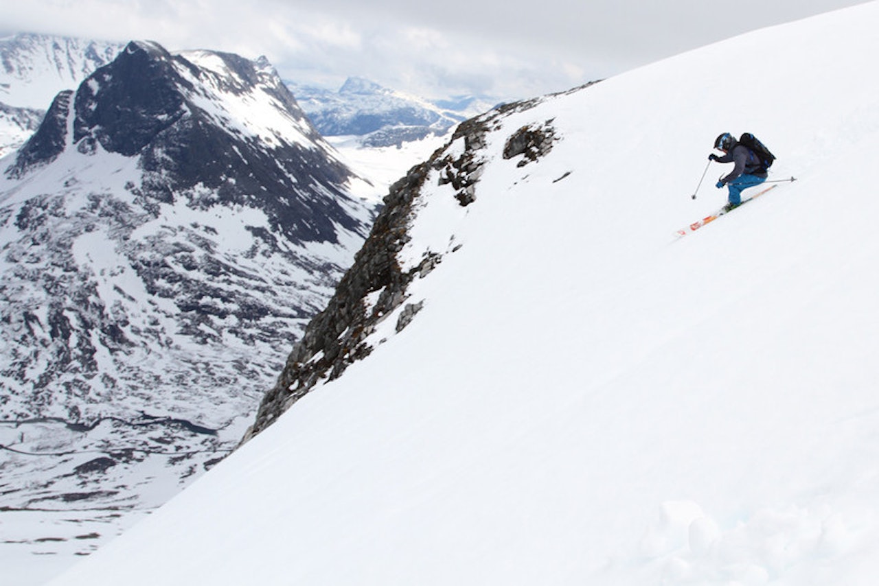 I FARTA: Trond Stokke må peke skiene for å få opp farten på det litt trege føret på vei ned fra Alnestind. Foto: Tore Meirik
