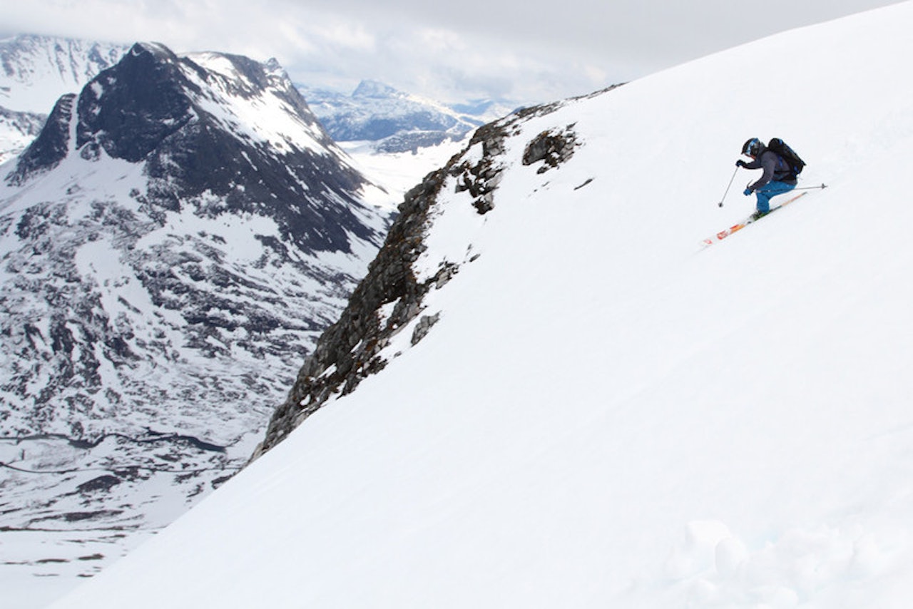 I FARTA: Trond Stokke må peke skiene for å få opp farten på det litt trege føret på vei ned fra Alnestind. Foto: Tore Meirik I FARTA: Trond Stokke må peke skiene for å få opp farten på det litt trege føret på vei ned fra Alnestind. Foto: Tore Meirik