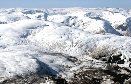 Blåfjellet sett fra sør. Sogndal Skisenter Hodlekve til høyre og kjente fjell som Togga og Frudalshesten i bakgrunnen. Foto: Bjørnar Bjørhusdal. / Trygge toppturer.