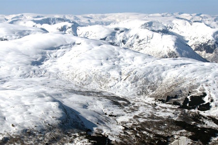 Blåfjellet sett fra sør. Sogndal Skisenter Hodlekve til høyre og kjente fjell som Togga og Frudalshesten i bakgrunnen. Foto: Bjørnar Bjørhusdal. / Trygge toppturer.