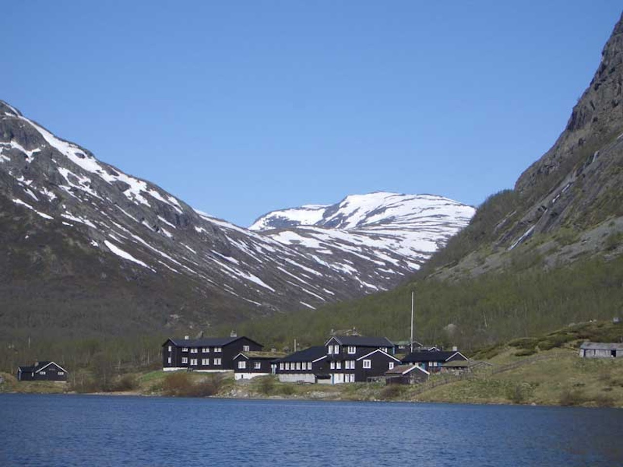 Gjendebu ligger idyllisk til ved Gjendevatnet. Gjendebu ligger idyllisk til ved Gjendevatnet.