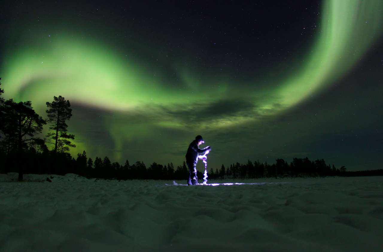 Mørketida og vinterlyse byr på mange gleder! Et av dem er å få lage hull i isen, under nordlyset, til kona som skal isfiske neste morgen. Foto: Andreas Skagøy Mørketida og vinterlyse byr på mange gleder! Et av dem er å få lage hull i isen, under nordlyset, til kona som skal isfiske neste morgen. Foto: Andreas Skagøy