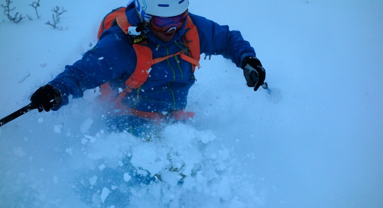 PUDDERALARM: De første 50 høydemeterne var veldig spesielle, jeg kan ikke huske sist vi har gått topptur i så mye snø. Man velger gjerne heis på slike dager. Foto: Øystein Walle