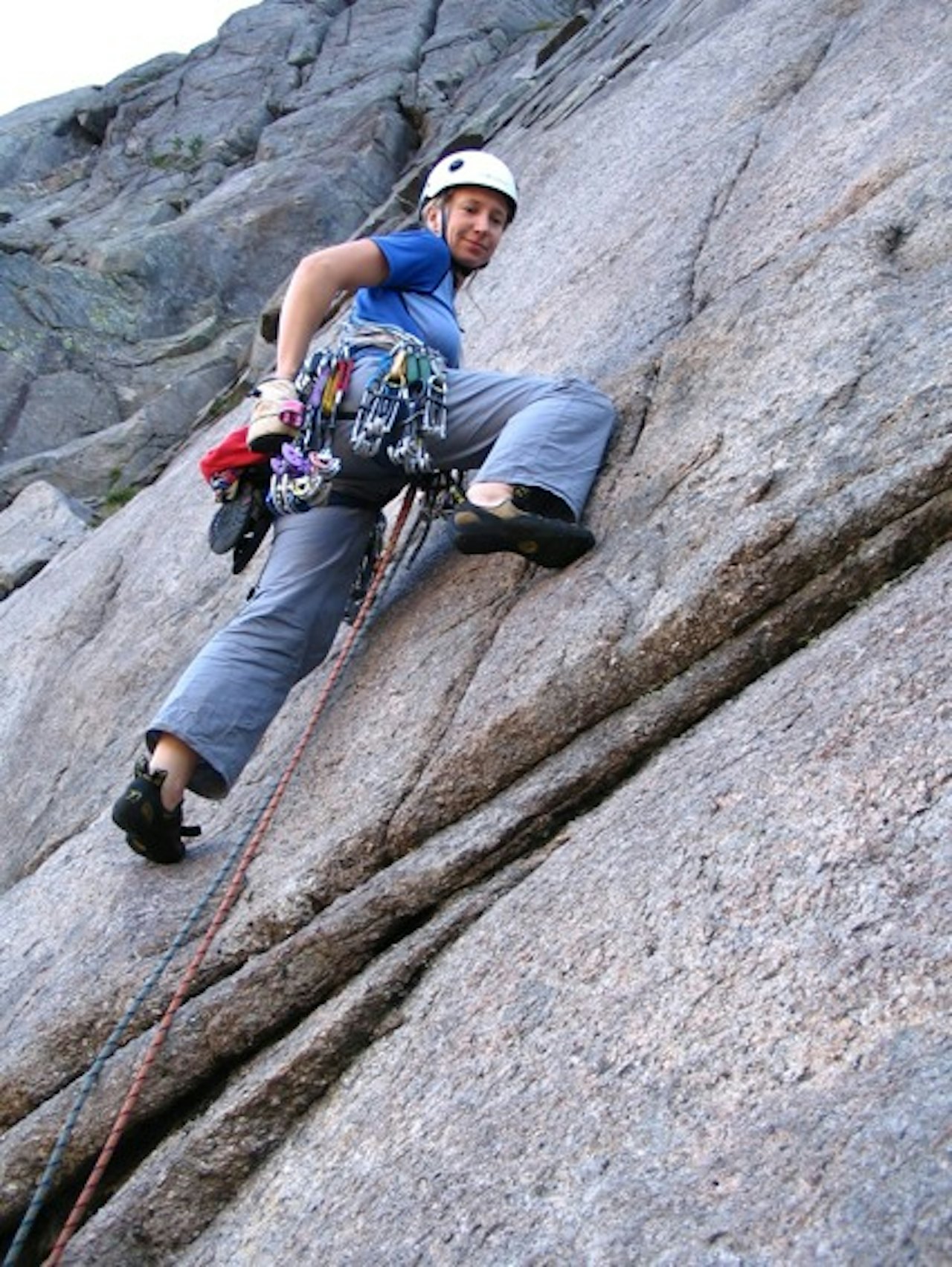 Birte Toft Haugland leder an på Uskedalsgranitt. Fotograf: Birte Toft Haugland leder an på Uskedalsgranitt. Fotograf: