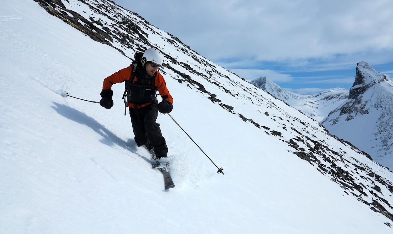Med et par Åsnes Storetind kan du svinge nedover fjellsidene ved Leirvassbu, eller tusle innover viddene. Foto: Sandra Lappegard