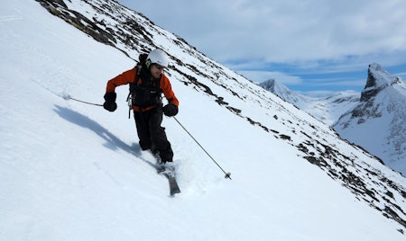 Med et par Åsnes Storetind kan du svinge nedover fjellsidene ved Leirvassbu, eller tusle innover viddene. Foto: Sandra Lappegard