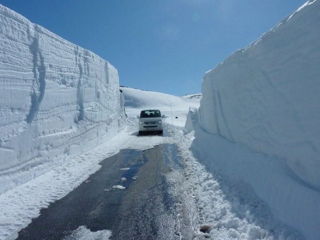 Brøytekantene på Tindevegen. Foto: Anders Fortun Brøytekantene på Tindevegen. Foto: Anders Fortun