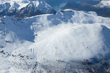 Storhesten sett fra øst. I bakgrunnen troner Blånebba og Romsdalseggen. Foto: Halvor Hagen. / Trygge toppturer.