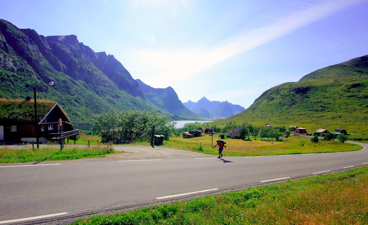 RULLINGS: Lofoten er ikke skapt for å ligge på stranda. I sommer ble det rulleskøyteekspedisjon i øyriket. Foto: Malin Jacob