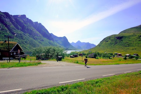 RULLINGS: Lofoten er ikke skapt for å ligge på stranda. I sommer ble det rulleskøyteekspedisjon i øyriket. Foto: Malin Jacob