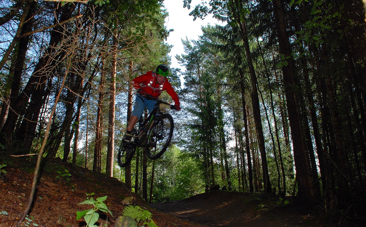 Bruksområdet til sykler har endret seg med årene. Simen Andersen er her på tur i Gjelleråsenmarka og nyter kjøreegenskapene til den nye generasjonen stisykler – en Trek Remedy 27,5”. Bruksområdet til sykler har endret seg med årene. Simen Andersen er her på tur i Gjelleråsenmarka og nyter kjøreegenskapene til den nye generasjonen stisykler – en Trek Remedy 27,5”.