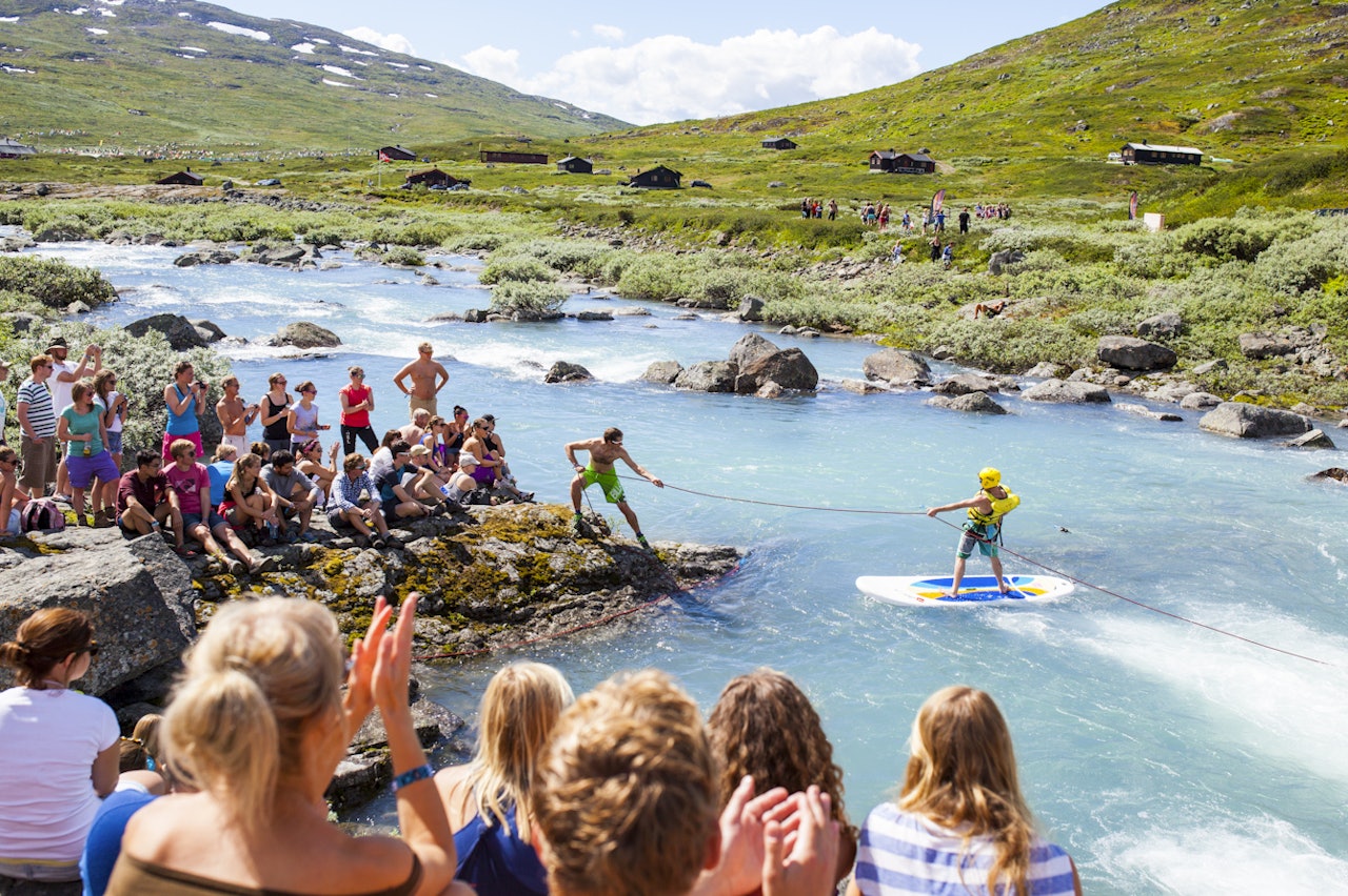 Fra multisportkonkurransen på fredagen. Når ikke deltagerne får det til, må en publikummer vise hvordan det skal gjøres. Foto: Marte Stensland Jørgensen 