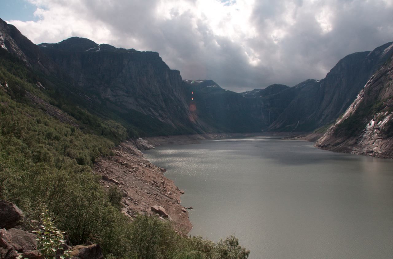 Ringedalsvatnet ved Tyssedal var en gang et av Norges mest besøkte turistmål på grunn av sine flotte fossefall ned alle fjellsidene. Nå er det ingen igjen, og du ser tydelige spor i naturen. Foto: Sandra Lappegard 