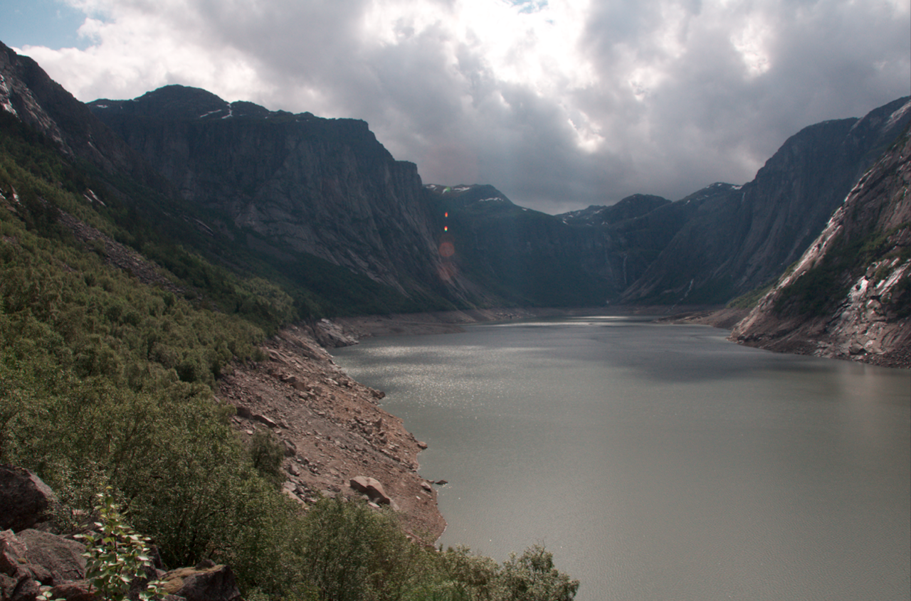 Ringedalsvatnet ved Tyssedal var en gang ett av Norges mest besøkte turistmål på grunn av sine flotte fossefall ned alle fjellsidene. Nå er det ingen igjen, og du ser tydelige spor i naturen. Foto: Sandra Lappegard ringedalsvatnet ved tyssedal