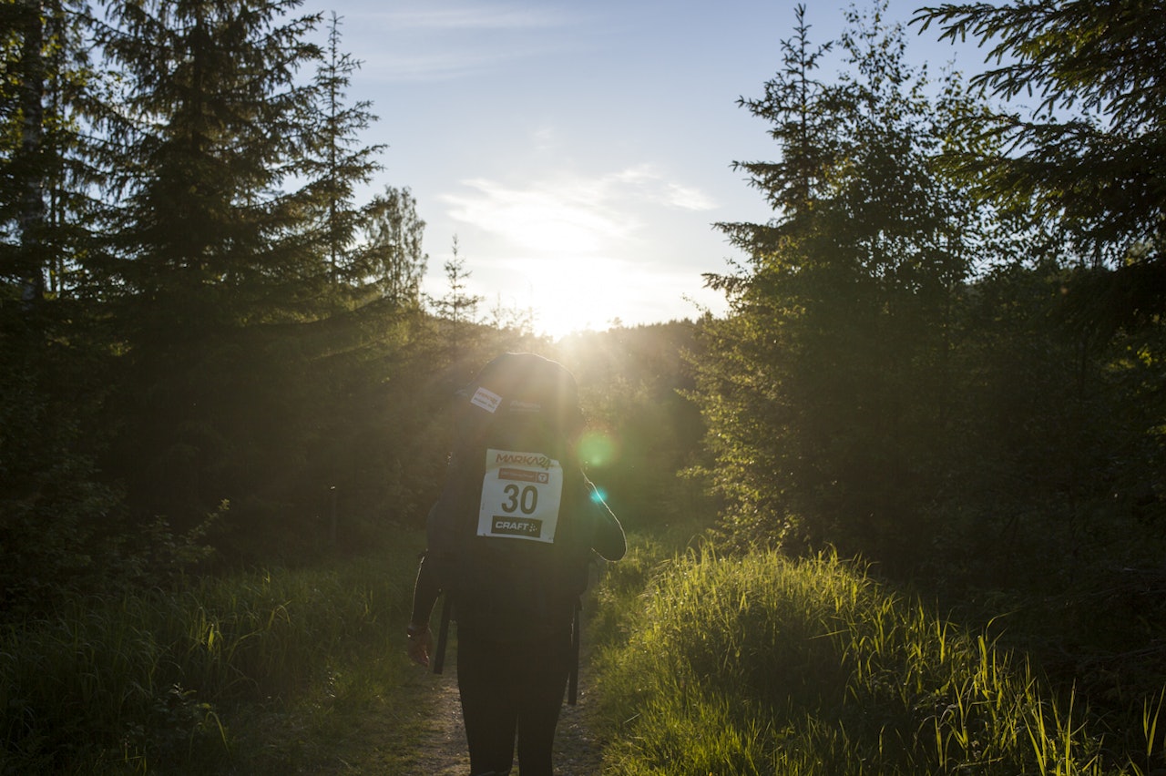 I solnedgangen er vi på vei mot Kikutstua for en pause. Neste stopp er Middagskollen. Foto: Marte Stensland Jørgensen I solnedgangen er vi på vei mot Kikutstua for en pause. Neste stopp er Middagskollen. Foto: Marte Stensland Jørgensen