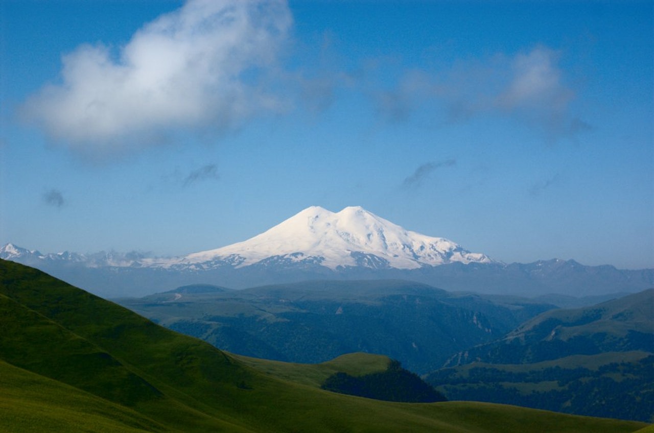 Elbrus i sommerkostyme. Foto: Konstantin Malanchev Elbrus i sommerkostyme. Foto: Konstantin Malanchev